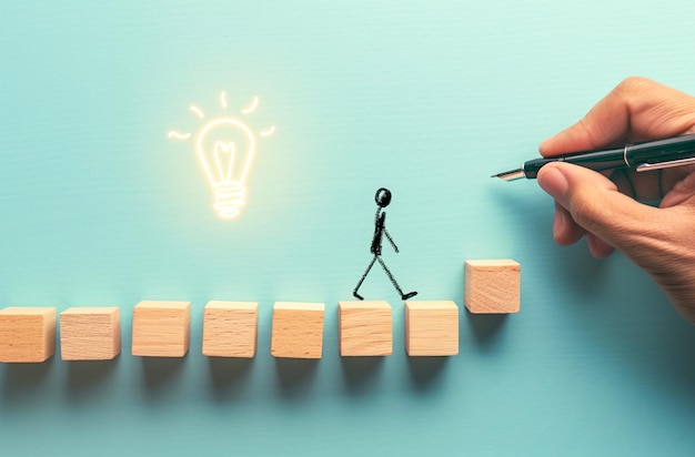 Concept créatif avec une ampoule dessinée à la main et un homme qui marche