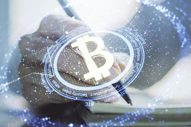 Concept créatif Bitcoin avec main de femme écrivant dans le journal sur fond Double exposition