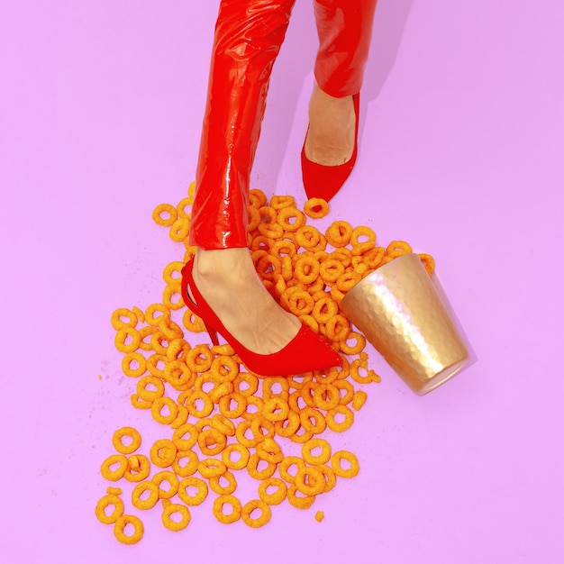 Concept créatif Fast Food Art minimal Jambes en brevet rouge