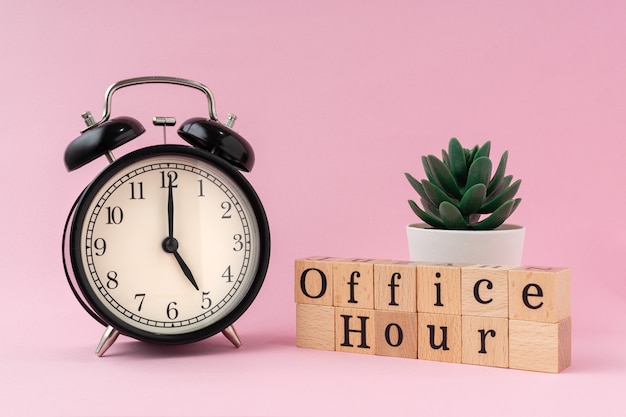 Concept créatif mot Office Hour sur bloc de bois.