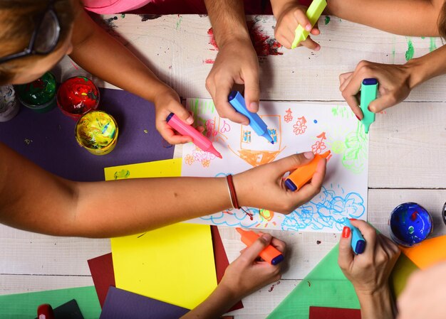 Photo concept de créativité et d'art les mains tiennent des marqueurs colorés