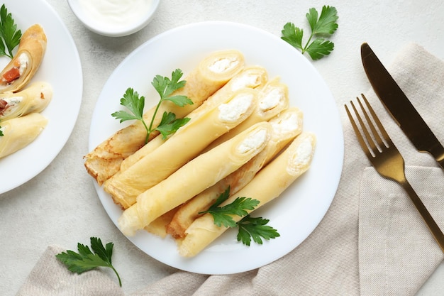 Concept de crêpes fines de nourriture savoureuse avec vue de dessus de remplissage