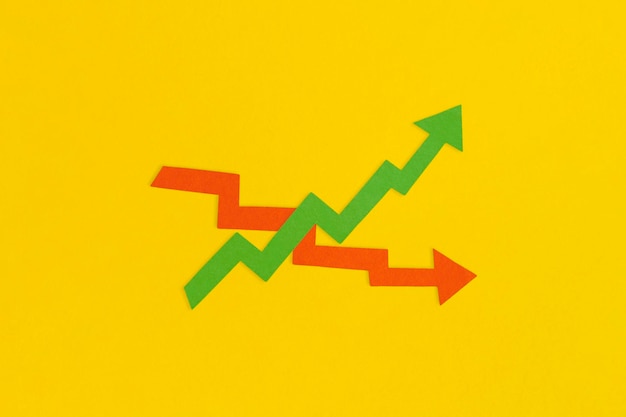 Concept de croissance et de déclin de l'entreprise Rapport financier avec graphiques et flèche