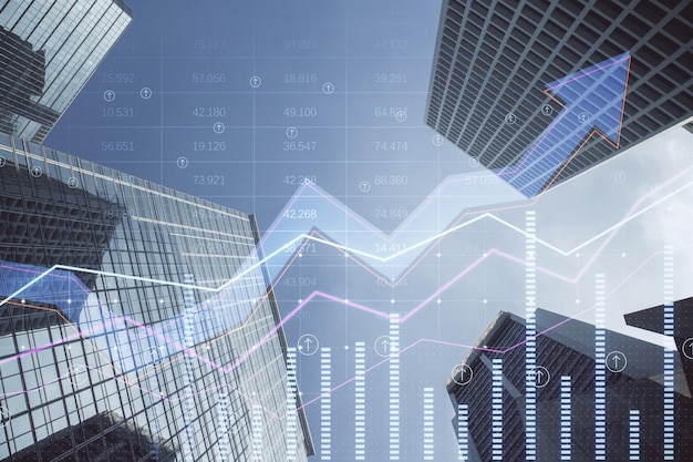 Concept de croissance du marché immobilier et immobilier avec des flèches montantes numériques et des graphiques financiers sur les gratte-ciel de la ville sur fond double exposition