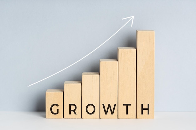 Concept de croissance Graphique à barres en bloc de bois avec texte et ligne de tendance à la hausse Copier l'espace