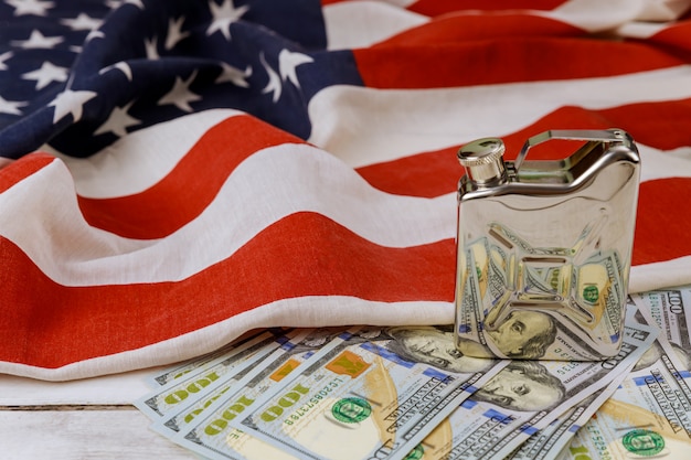Concept de la croissance des prix des produits pétroliers du papier-monnaie américain USA flag