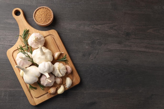 Photo concept de cuisine à l'ail sur table en bois