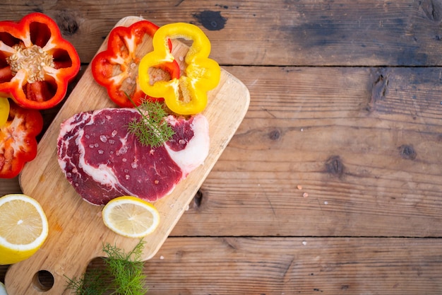 Concept de cuisine de camping Cuisson du steak Angus avec oignon et romarin sur une poêle en fer dans le camping en plein air