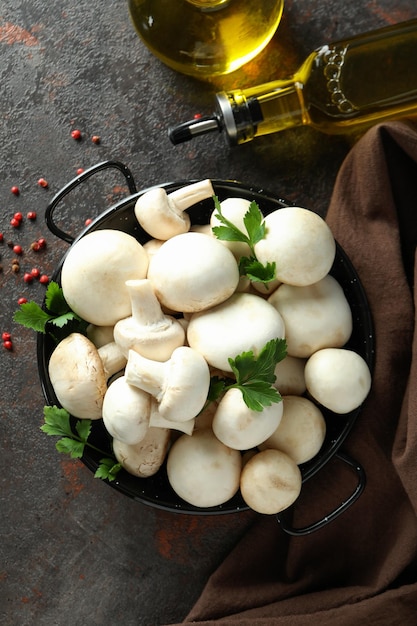 Concept de cuisine avec champignon sur fond texturé sombre