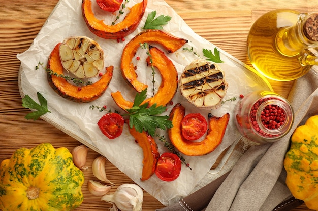 Concept De Cuisine Avec Citrouille Au Four Sur Fond En Bois.