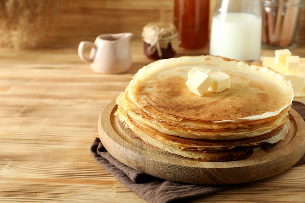 Concept de cuisine avec des crêpes sur table en bois