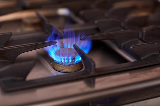 Photo concept de cuisine et de cuisine - flamme de cuisinière à gaz