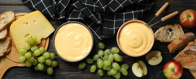 Concept de cuisine délicieuse avec fondue sur table en bois