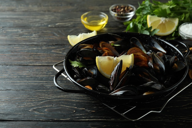 Concept de cuisine délicieuse avec des moules sur table en bois