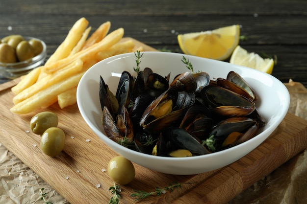 Concept de cuisine délicieuse avec des moules sur table en bois