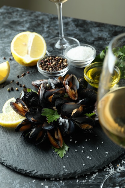 Concept de cuisine délicieuse avec des moules sur une table smokey noire