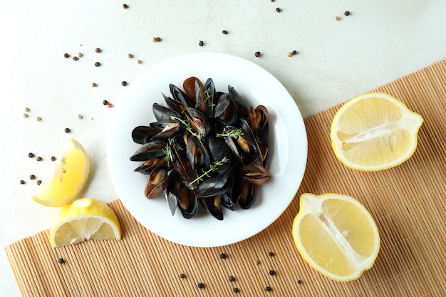 Concept de cuisine délicieuse avec des moules sur une table texturée blanche