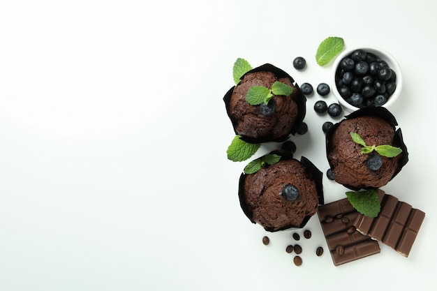 Concept de cuisine délicieuse avec des muffins au chocolat sur fond blanc.