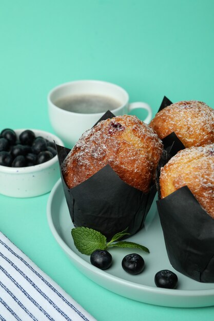 Concept de cuisine délicieuse avec des muffins au chocolat sur fond de menthe.