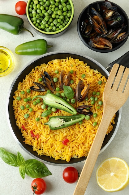 Concept de cuisine délicieuse avec la paella espagnole