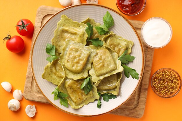 Concept de cuisine délicieuse avec des raviolis sur fond orange