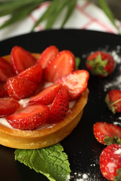 Concept de cuisine délicieuse avec tarte aux fraises, gros plan.