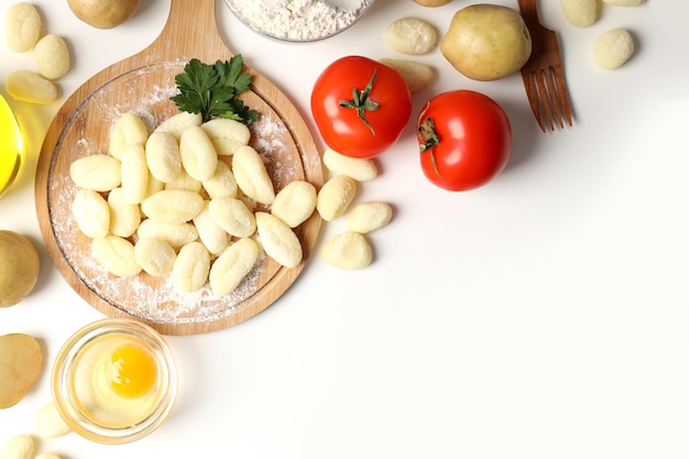 Concept de cuisine avec espace de gnocchis de pommes de terre crues pour le texte