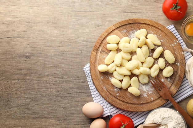 Concept de cuisine avec espace de gnocchis de pommes de terre crues pour le texte