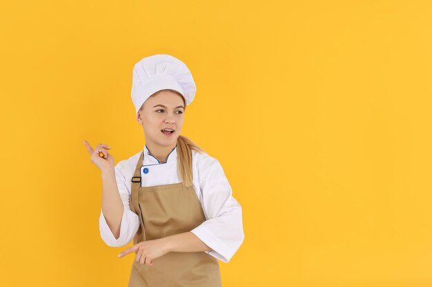 Concept de cuisine avec espace jeune femme pour le texte