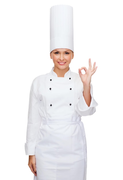 concept de cuisine, de gestes et de nourriture - femme chef souriante montrant un signe de la main ok