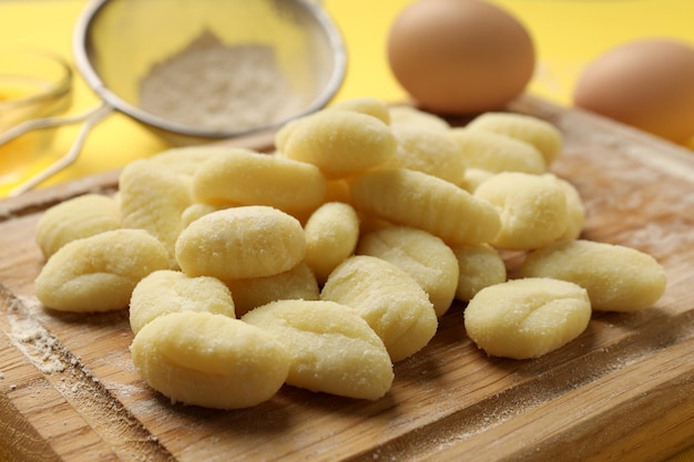 Concept de cuisine avec des gnocchis de pommes de terre crues en gros plan