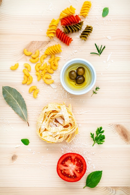 Concept de cuisine italienne différents types de pâtes sur fond en bois.