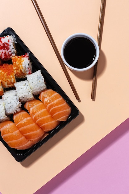 Concept de cuisine japonaise.Sushis assortis à emporter dans une boîte.À emporter.Livraison.Plats de mer