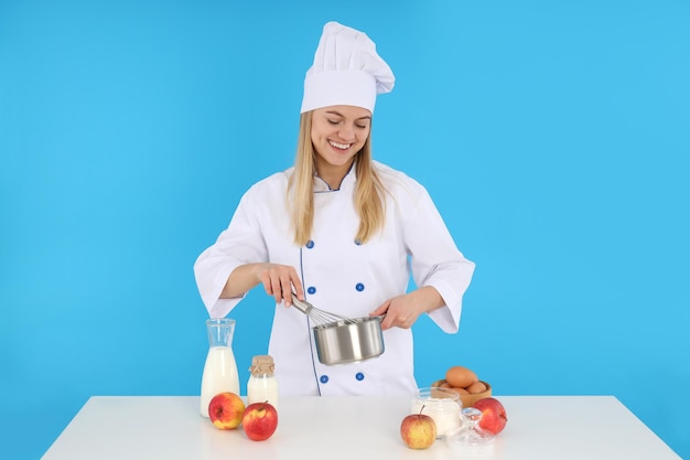 Concept de cuisine avec une jeune femme séduisante