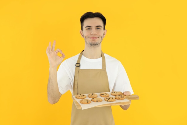 Concept de cuisine avec jeune homme séduisant