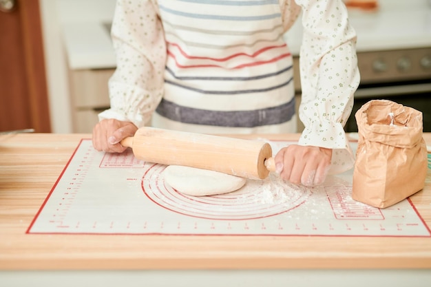 Concept de cuisine et de maison gros plan d'une femme travaillant avec un rouleau à pâtisserie