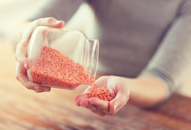 concept de cuisine et de maison - gros plan d'un pot de vidange féminin avec des lentilles rouges