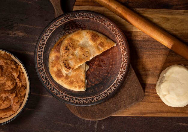 Concept de cuisine et de maison. Tarte maison préparée avec garniture de viande hachée sur la table de la cuisine à la maison