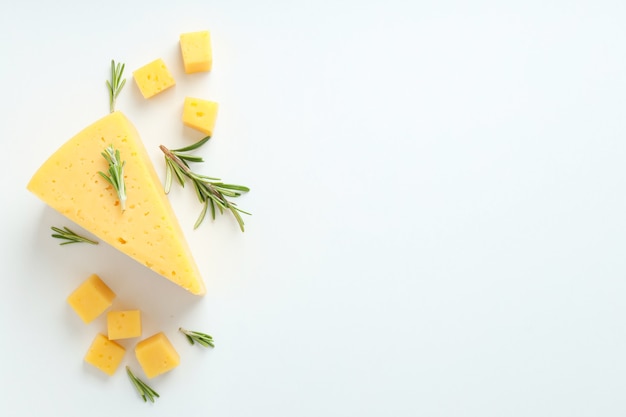 Concept de cuisine manger avec du fromage à pâte dure sur fond blanc