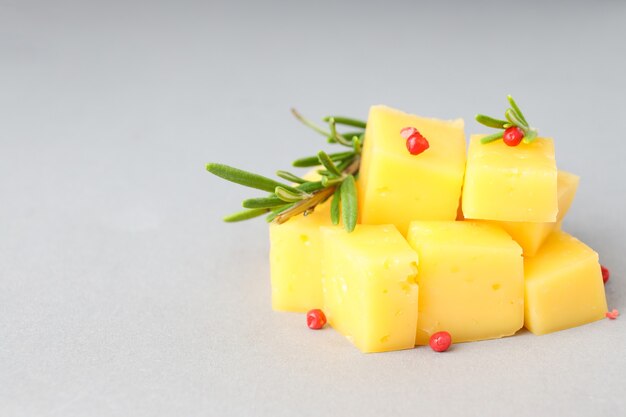 Concept de cuisine manger avec du fromage à pâte dure sur fond gris