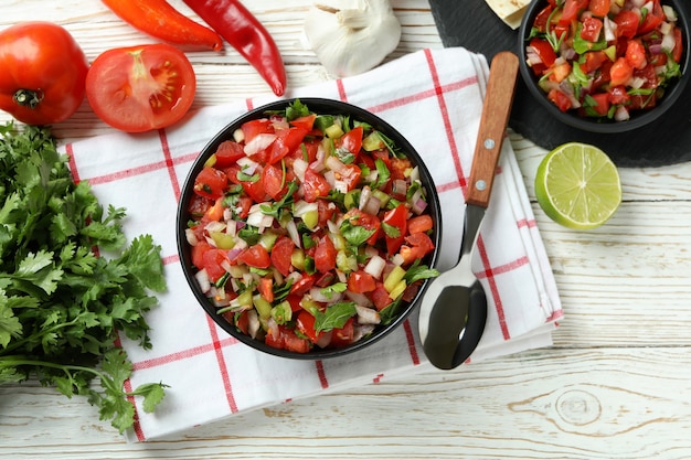 Concept de cuisine mexicaine avec Pico de Gallo sur table en bois blanc