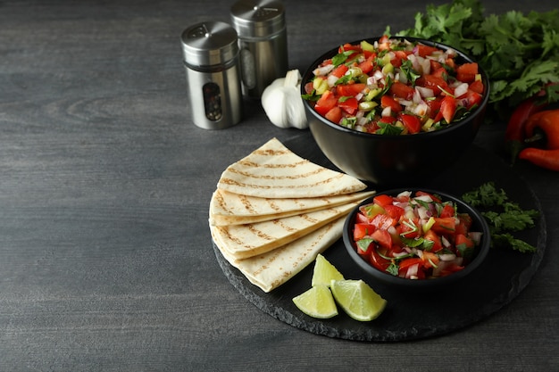 Concept de cuisine mexicaine avec Pico de Gallo sur table en bois foncé