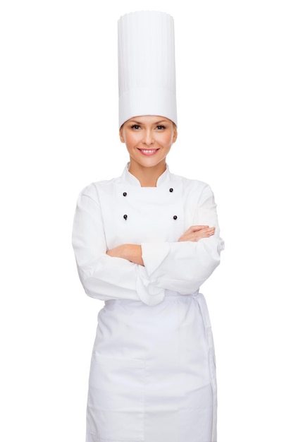 concept de cuisine et de nourriture - femme chef souriante aux bras croisés