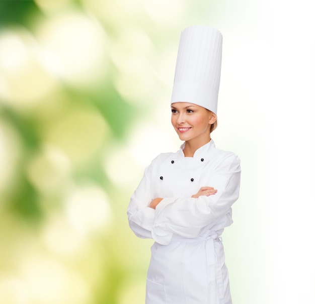 concept de cuisine et de nourriture - femme chef souriante aux bras croisés