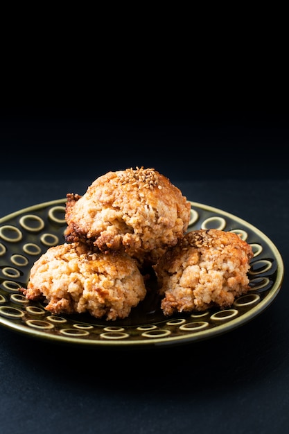 Concept de cuisine orientale biscuit au sésame chinois fait maison dans une assiette en céramique verte