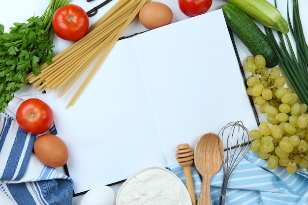 Concept de cuisine Épicerie avec livre de cuisine vide en gros plan