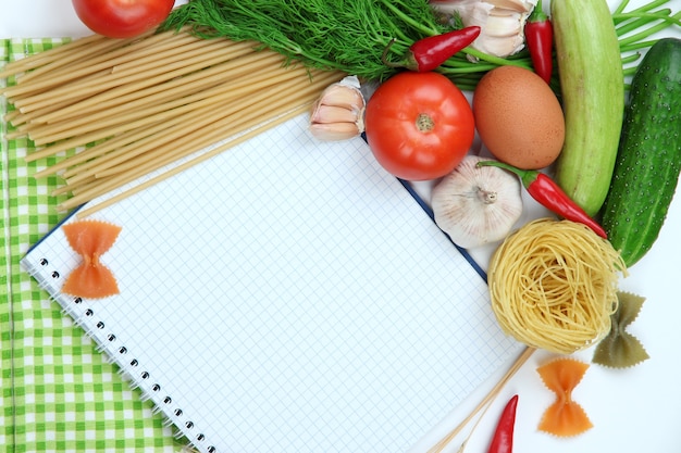 Concept de cuisine. Épicerie avec livre de cuisine vide se bouchent