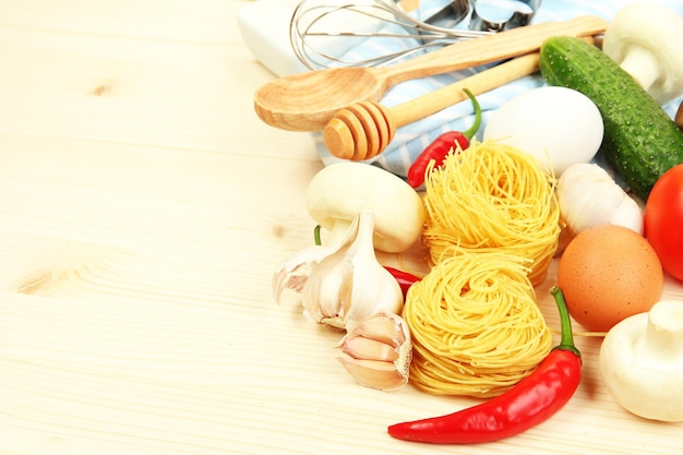 Concept de cuisine Épicerie sur table en bois