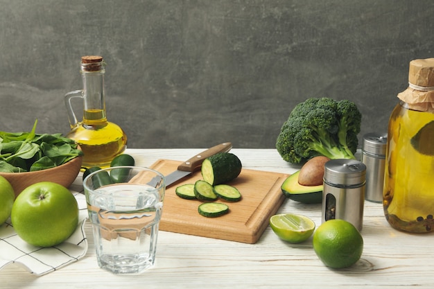 Concept de cuisine salade sur table en bois