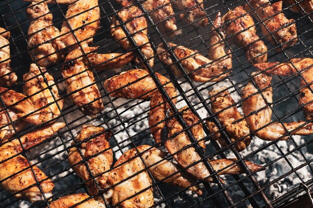 Concept de cuisine savoureuse. Ailes de poulet sur barbecue